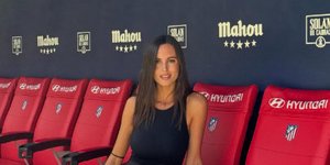 Αυτή είναι η εντυπωσιακή δημοσιογράφος που μπήκε για ρεπορτάζ στα αποδυτήρια με μίνι φούστα