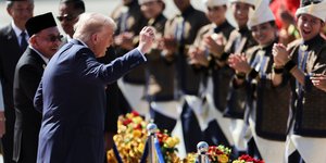 Ο Ντοναλντ Τραμ χορεύει με τον Μαλαισιανό πρωθυπουργό Ανουάρ Ιμπραχίμ