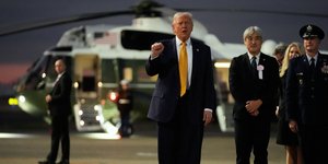 Ο Ντόναλντ Τραμπ κατά την άφιξή του στο αεροδρόμιο Χανέντα της Ιαπωνίας