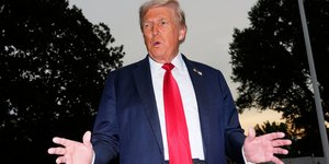 Ο Ντόναλντ Τραμπ έξω από τον Λευκό Οίκο