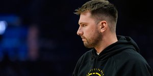 Ο Λούκα Ντόντσιτς με φούτερ των Λέικερς