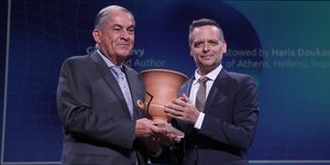 Ο Χάρης Δούκας απονέμει το Βραβείο Δημοκρατίας στον Ισραηλινό δημοσιογράφο Γκίντεον Λεβί