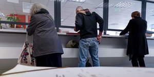 Πολίτες σε ΔΟΥ