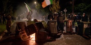 Διαδηλωτές έξω από ξενοδοχείο στο Δουβλίνο