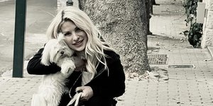 Η Ελένη Μενεγάκη βγήκε βόλτα στην Κηφισιά -Κι όμως, όλοι κοιτούσαν τον σκύλο της [εικόνες]