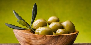Πράσινες ελιες ξυλινο μπολ