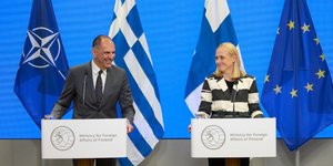 Ο υπουργός Εξωτερικών Γιώργος Γεραπετρίτης με τη Φιλανδή ομόλογό του Ελίνα Βάλτονεν