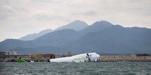 Μισοβυθισμένο το αεροσκάφος στη θάλασσα δίπλα στο διεθνές αεροδρόμιο του Χονγκ Κονγκ