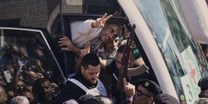 Έκρηξη χαράς στη Ραμάλα με την άφιξη λεωφορείων που μεταφέρουν Παλαιστινίους