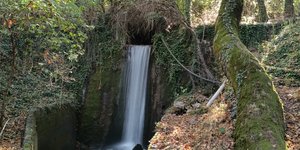 Ένα χωριό με πέτρινα σπίτια και λιθόστρωτα σοκάκια που μοιάζει βγαλμένο από παραμύθι