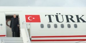 Ο Ερντογάν κατεβαίνει από το προεδρικό αεροσκάφος