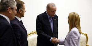 Ο Ρετζέπ Ταγίπ Ερντογάν χαιρετά την Τζόρτζια Μελόνι