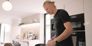 Ο Έρλινγκ Χάαλαντ φτιάχνει το πρωινό του 