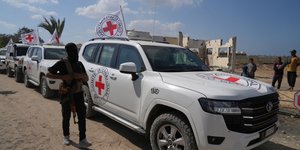 Ο Ερυθρός Σταυρός παραλαμβάνει σορούς ομήρων στη Γάζα