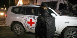 Όχημα του Ερυθρού Σταυρού παραλαμβάνει σορούς ομήρων από εγκατάσταση της Χαμάς στη Γάζα