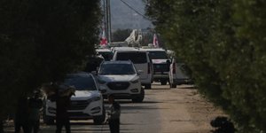 Οχήματα του Ερυθρού Σταυρού παραλαμβάνουν σορούς ομήρων από τη Χαμάς 