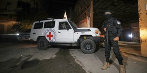 Όχημα του Ερυθρού Σταυρού παραλαμβάνει σορούς ομήρων από εγκατάσταση της Χαμάς στη Γάζα