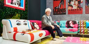 Η Roche Bobois, γνωστή για τη μακρά ιστορία της στο design, βρήκε στον Αλμοδόβαρ έναν ιδανικό συνομιλητή / ΡROCHE BOBOIS