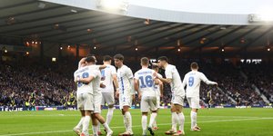 Οι παίκτες της εθνικής πανηγυρίζουν μέσα στη Σκωτία