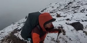 Συνεχίζεται η επιχείρηση διάσωσης των παγιδευμένων ορειβατών στο Έβερεστ 