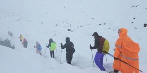 Εκατοντάδες πεζοπόροι εγκλωβισμένοι στο Έβερεστ μετά από σφοδρή χιονοθύελλα