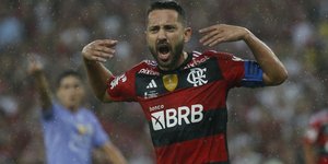 Ο Έβερτον Ριμπέιρο, όταν αγωνιζόταν στη Φλαμένγκο