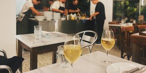 ποτηρι κρασί εστιατόριο σεφ κουζίνα Πλυτά Παγκράτι