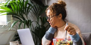 Τρώτε μπροστά στον υπολογιστή; Δείτε πώς αυτό επηρεάζει την υγεία σας