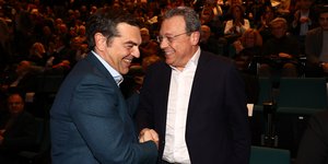 Ο Αλέξης Τσίπρας με τον Σωκράτη Φάμελλο στο βιβλίο του Γιάννη Μπαλάφα