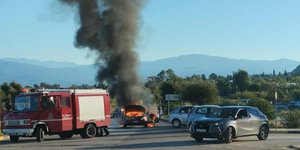 Αυτοκίνητο τυλίχτηκε στις φλόγες