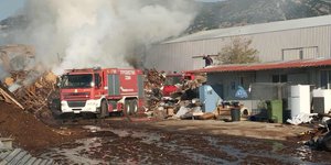 Οριοθετήθηκε η φωτιά στο εργοστάσιο πέλλετ στο Νέο Σούλι στις Σέρρες