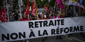 Γάλλοι διαδηλώνουν για την αύξηση του ορίου συνταξιοδότησης το 2023