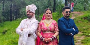 Η Σουνίτα Τσάουχαν με τους γαμπρούς Πραντίπ και Κάπιλ Νέγκι στο Χιματσάλ Πραντές