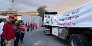 Φορτηγό με ανθρωπιστική βοήθεια φτάνει στη Γάζα