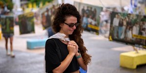 Συγκίνηση και προσευχές στην «Πλατεία των Ομήρων» στο Τελ Αβίβ μετά τη συμφωνία Ισραήλ-Χαμάς 