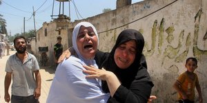 Γυναίκες κλαίνε τους νεκρούς τους στην Γάζα