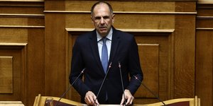 Ο Γιώργος Γεραπετρίτης στο βήμα της Ολομέλειας