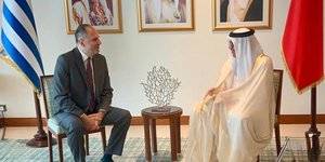 Ο υπουργός Εξωτερικών Γιώργος Γεραπετρίτης με τον ομόλογό του από το Μπαχρέιν