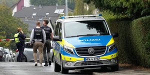 Έρευνες της αστυνομίας στον τόπο της επίθεσης με θύμα τη δήμαρχο του Χέρντεκε, Ίρις Στάλτσερ