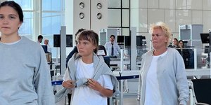 Η Γκρέτα Τούνμπεργκ στο ισραηλινό αεροδρόμιο λίγο πριν την απέλασή της