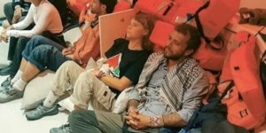 Η Γκρέτα Τούνμπεργκ μαζί με άλλους συλληφθέντες από τον στολίσκο