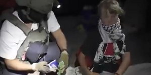Μέλος του ισραηλινού στρατού τσεκάρει τα έγγραφα της Γκρέτα Τούνμπεργκ