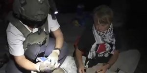 Άνδρας των δυνάμεων του Ισραήλ ελέγχει τα πράγματα της Γκρέτα Τούνμπεργκ