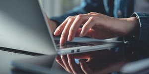 Γυναίκα εργάζεται από το σπίτι