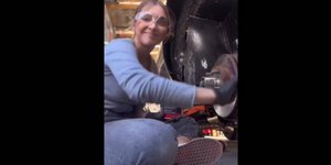 Youtuber γυναίκα δίνει συμβουλές για τα φρένα του αυτοκινήτου 