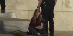 Γυναίκα κάθισε οκλαδόν στο μνημείο του Άγνωστου Στρατιώτη 