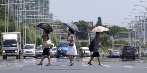 Γυναίκες σε δρόμο της πρωτεύουσας της Βόρειας Κορέας
