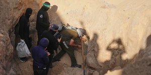 Άνδρες της Χαμάς ψάχνουν σε στοές σορούς Ισραηλινών ομήρων