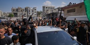 Ένοπλοι της Χαμάς πανηγυρίζουν την απελευθέρωση μελών της οργάνωσης κραδαίνοντας όπλα