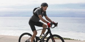 Ο Χάρισον Φορντ κάνει ποδηλασία κατά μήκος της ακτογραμμής του Λος Άντζελες